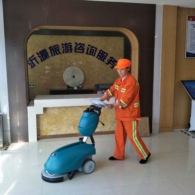 鼎潔盛世DJ350小型手推式洗地機用于服務區(qū)